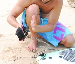 Entferne Sand und andere Verunreinigungen von deiner Leash für besseren Grip des Klettverschlusses. Entferne Sand und andere Verunreinigungen von deiner Leash für besseren Grip des Klettverschlusses.