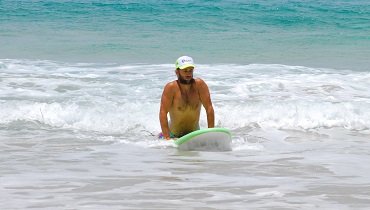 Wie bei einem Liegestütz drückst du deinen Oberkörper mit deinen Handflächen wie dargestellt nach oben.