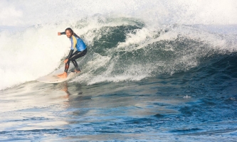Nando surfing