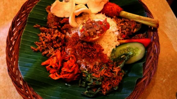 Klassisches indonesisches Reisgericht Nasi Padang