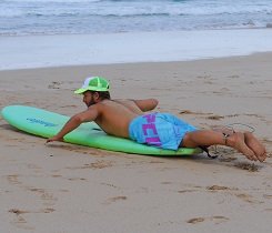 Liegst du zu weit hinten auf deinem Surfboard, wird dich eine Welle nur sehr schwer mitnehmen können. Liegst du zu weit hinten auf deinem Surfboard, wird dich eine Welle nur sehr schwer mitnehmen können.