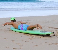 Zu weit vorn auf dem Surfboard ist dir ein Nosedive so gut wie garantiert. Zu weit vorn auf dem Surfboard ist dir ein Nosedive so gut wie garantiert.