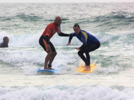 Nuno hilft seinen Schülern mit vollem Einsatz Nuno hilft seinen Schülern mit vollem Einsatz