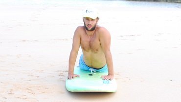 Positioniere deine Handflächen entsprechend deiner Fußstellung in Surfposition etwas versetzt. Positioniere deine Handflächen entsprechend deiner Fußstellung in Surfposition etwas versetzt.