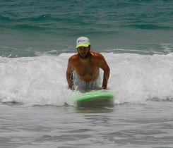 Sobald dich die Welle mitnimmt, drückst du deinen Oberkörper zügig nach oben. Sobald dich die Welle mitnimmt, drückst du deinen Oberkörper zügig nach oben.