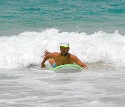 Du paddelst kräftig im Sweet Spot mit Blick nach vorn. Du paddelst kräftig im Sweet Spot mit Blick nach vorn.