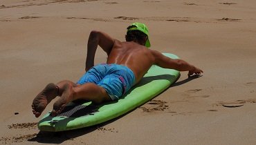 Richtiges Paddeln ähnelt dem Kraulschwimmen. Taucht eure geschlossenen Handflächen abwechselnd weit vorn neben der Brettspitze tief ins Wasser und zieht sie von dort kräftig nach unten-hinten in Richtung Hüfte durch. Richtiges Paddeln ähnelt dem Kraulschwimmen. Taucht eure geschlossenen Handflächen abwechselnd weit vorn neben der Brettspitze tief ins Wasser und zieht sie von dort kräftig nach unten-hinten in Richtung Hüfte durch.