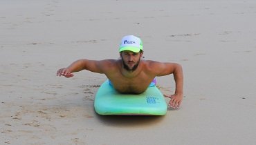 Spanne Rücken- , Bauch- und Pomuskulatur an und schau nach vorn. Nur so kannst du effektiv paddeln. Spanne Rücken- , Bauch- und Pomuskulatur an und schau nach vorn. Nur so kannst du effektiv paddeln.