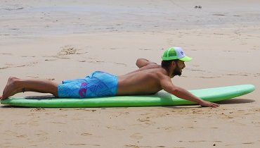 In der richtigen Position auf deinem Surfboard paddelst du kräftig die Welle an. In der richtigen Position auf deinem Surfboard paddelst du kräftig die Welle an.