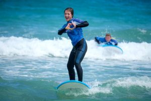 sie mag surfen surfen Surfschule Jugendliche Frankreich