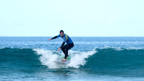 Surfkurse für Anfänger und Fortgeschrittene im Surfcamp im Juli