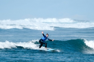 Jugendliche Wellenreiten lernen in Spanien