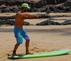 Um zu verhindern, dass sich die Nose deines Surfboards beim Surfen einer steileren Welle ins Wasser gräbt, gehst du einfach zwei Schritte weiter nach hinten. Um zu verhindern, dass sich die Nose deines Surfboards beim Surfen einer steileren Welle ins Wasser gräbt, gehst du einfach zwei Schritte weiter nach hinten.