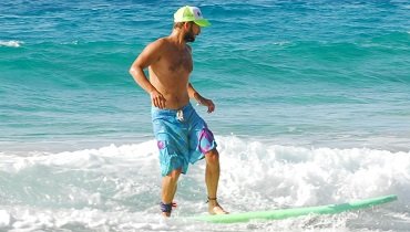 Spüre die Reaktion deines Surfboards. Hast du es wieder in optimale Gleitlage gebracht, gewinnst du an Geschwindigkeit, kannst viel weiter surfen und umgehst einen unangenehmen Nosedive. Spüre die Reaktion deines Surfboards. Hast du es wieder in optimale Gleitlage gebracht, gewinnst du an Geschwindigkeit, kannst viel weiter surfen und umgehst einen unangenehmen Nosedive.