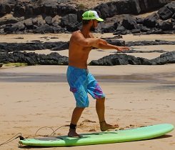 Dein Surfboard liegt nun flach dem Wasser auf und du behälst deinen Auftrieb bei. Dein Surfboard liegt nun flach dem Wasser auf und du behälst deinen Auftrieb bei.