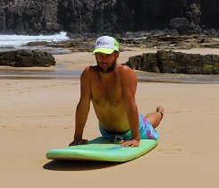 Aus deinen Abstützpunkten holst du den Impuls, um deinen Unterkörper aufs Brett zu schwingen. Aus deinen Abstützpunkten holst du den Impuls, um deinen Unterkörper aufs Brett zu schwingen.