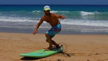 Hast du dein Board gedreht, löst du deinen Arm von der Surfboardkante und nimmst sofort die Surfstellung ein. Hast du dein Board gedreht, löst du deinen Arm von der Surfboardkante und nimmst sofort die Surfstellung ein.