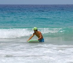 Positioniere dein Surfboard niemals seitlich, sondern senkrecht zur Welle.