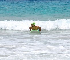 Korrigiere deine Position im Wasser und deine Lage auf deinem Surfbrett.