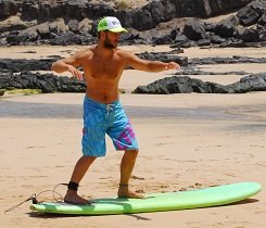 In diesem Beispiel demonstrieren wir dir die richtige Surfstellung, um eine Welle Frontside nach rechts zu surfen. In diesem Beispiel demonstrieren wir dir die richtige Surfstellung, um eine Welle Frontside nach rechts zu surfen.