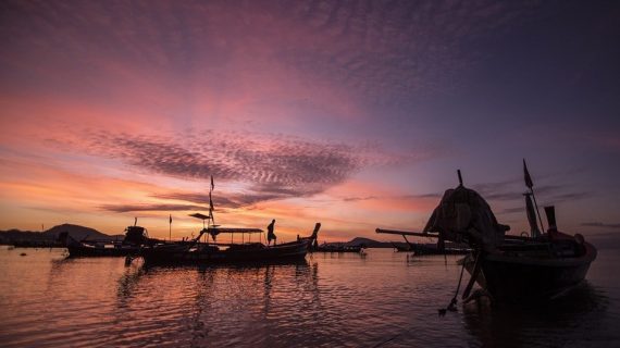 Boot im Sonnenuntergang Boot im Sonnenuntergang
