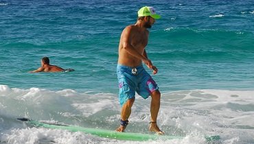 Droht die Surfboard-Nose einzutauchen, verlagere deine Position nach hinten. Droht die Surfboard-Nose einzutauchen, verlagere deine Position nach hinten.