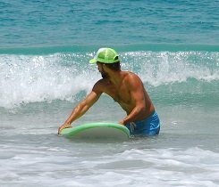 Am einfachsten schwingst du dich von schräg hinten auf dein Surfboard. Am einfachsten schwingst du dich von schräg hinten auf dein Surfboard.
