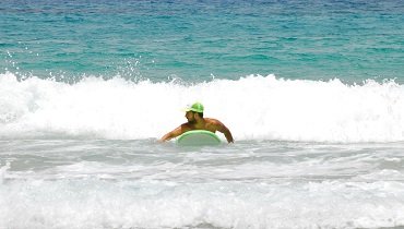 Ist die Welle ungefähr 2 Meter hinter dir, beginne kräftig zu paddeln.