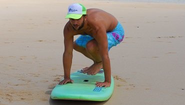 Begebe dich in Surfstellung, schaue dabei unbedingt nach vorn und nicht auf dein Surfbrett. Begebe dich in Surfstellung, schaue dabei unbedingt nach vorn und nicht auf dein Surfbrett.