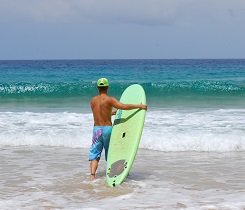Wenn du ins Wasser gehst, solltest du zu deiner eigenen Sicherheit dein Surfboard immer an deiner Körperseite und mit der Surfboardspitze nach vorn transportieren.