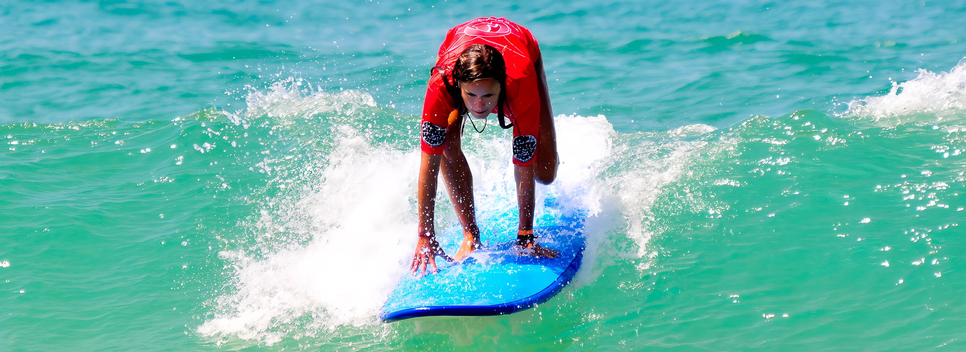 Lernen Sie an einem sonnigen Tag mit Planet Surf Camps Bourdeaux