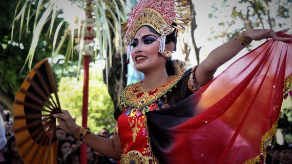 Traditionelles Festgewand Traditionelles Festgewand