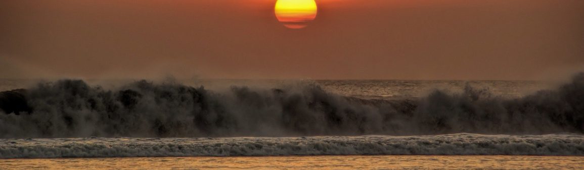 Surfen in den Sonnenuntergang