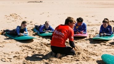 Theorical surf lessons on the beach - Surf camp Junior Moliets Theorical surf lessons on the beach - Surf camp Junior Moliets