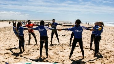 Surf training in circle at beach - Surf camp Junior Moliets Surf training in circle at beach - Surf camp Junior Moliets