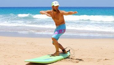 Bringe beide Arme auf gleiche höhe und behalte deinen Blick in Fahrtrichtung. Um dein Board in ideale Gleitlage zu bringen, gehe ein bis zwei Schritte nach vorn. Bringe beide Arme auf gleiche höhe und behalte deinen Blick in Fahrtrichtung. Um dein Board in ideale Gleitlage zu bringen, gehe ein bis zwei Schritte nach vorn.