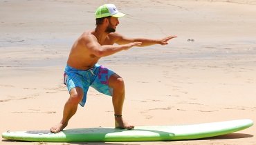 Für maximale Balance und Brettkontrolle nehmt ihr die Surfstellung ein. Für maximale Balance und Brettkontrolle nehmt ihr die Surfstellung ein.