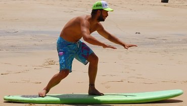 Gehe ein wenig in die Knie, halte deine Arme auf Schulterhöhe und denke an deine Körperspannung - Take-Off! Gehe ein wenig in die Knie, halte deine Arme auf Schulterhöhe und denke an deine Körperspannung - Take-Off!