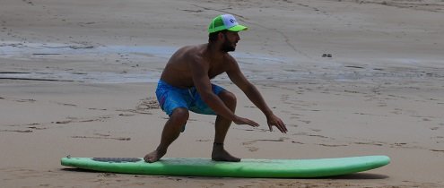 Führst du diese Art des Take-Offs unter Körperspannung und mit einem Ruck aus, wirst du erfolgreich in die richtige Surfstellung gelangen. Führst du diese Art des Take-Offs unter Körperspannung und mit einem Ruck aus, wirst du erfolgreich in die richtige Surfstellung gelangen.