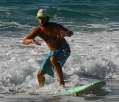 Nun stehst du auch mit dieser dritten Take-Off Variante stabil auf deinem Surfboard. Nun stehst du auch mit dieser dritten Take-Off Variante stabil auf deinem Surfboard.