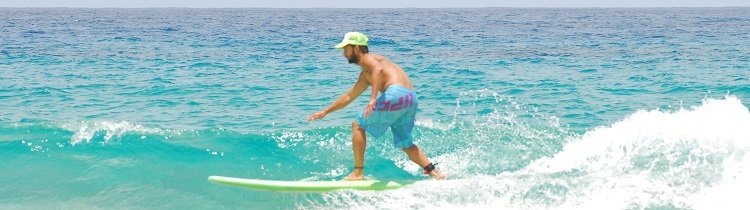 Um Wellen schräg zu surfen, musst du entweder Frontside (mit dem Gesicht zur Wellenwand) oder Backside (mit dem Rücken zur Wellenwand) stehen und die Welle in diese Richtung soweit wie möglich abfahren. Um Wellen schräg zu surfen, musst du entweder Frontside (mit dem Gesicht zur Wellenwand) oder Backside (mit dem Rücken zur Wellenwand) stehen und die Welle in diese Richtung soweit wie möglich abfahren.