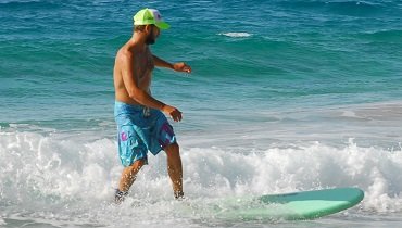 Durch Gewichtsverlagerung trainierst du dein Gefühl für die Welle und kannst diese viel länger absurfen. Durch Gewichtsverlagerung trainierst du dein Gefühl für die Welle und kannst diese viel länger absurfen.