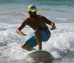 In Surfstellung angekommen, bleibst du in deinen Knien und schaust in die Richtung, in die du surfen möchtest. In Surfstellung angekommen, bleibst du in deinen Knien und schaust in die Richtung, in die du surfen möchtest.