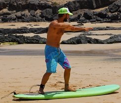 Du stehst in richtiger Surfstellung auf deinem Surfboard. Du stehst in richtiger Surfstellung auf deinem Surfboard.