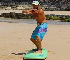 Bleibe etwas in den Knien und schau in Surfrichtung. Bleibe etwas in den Knien und schau in Surfrichtung.