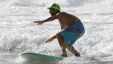 In Surfstellung schaust du nach rechts entlang des brechenden Wellenkammes. Dein Oberkörper und deine Arme zeigen in die selbe Richtung, in die du surfen möchtest. In Surfstellung schaust du nach rechts entlang des brechenden Wellenkammes. Dein Oberkörper und deine Arme zeigen in die selbe Richtung, in die du surfen möchtest.
