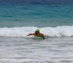 Liegst du in der richtigen Position auf deinem Surfboard, paddelst du um einiges effizienter.