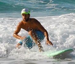 Bleibe vorerst in den Knien und richte deinen Körper aus. Bleibe vorerst in den Knien und richte deinen Körper aus.