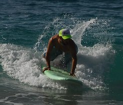 Mit Blick bereits in die Richtung, in die du surfen möchtest, gehst du zügig in den Stand. Mit Blick bereits in die Richtung, in die du surfen möchtest, gehst du zügig in den Stand.