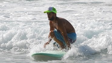 Vorerst noch in tiefer Surfstellung und bereitest bereitest du dich vorausschauend auf deinen Turn vor. Vorerst noch in tiefer Surfstellung und bereitest bereitest du dich vorausschauend auf deinen Turn vor.